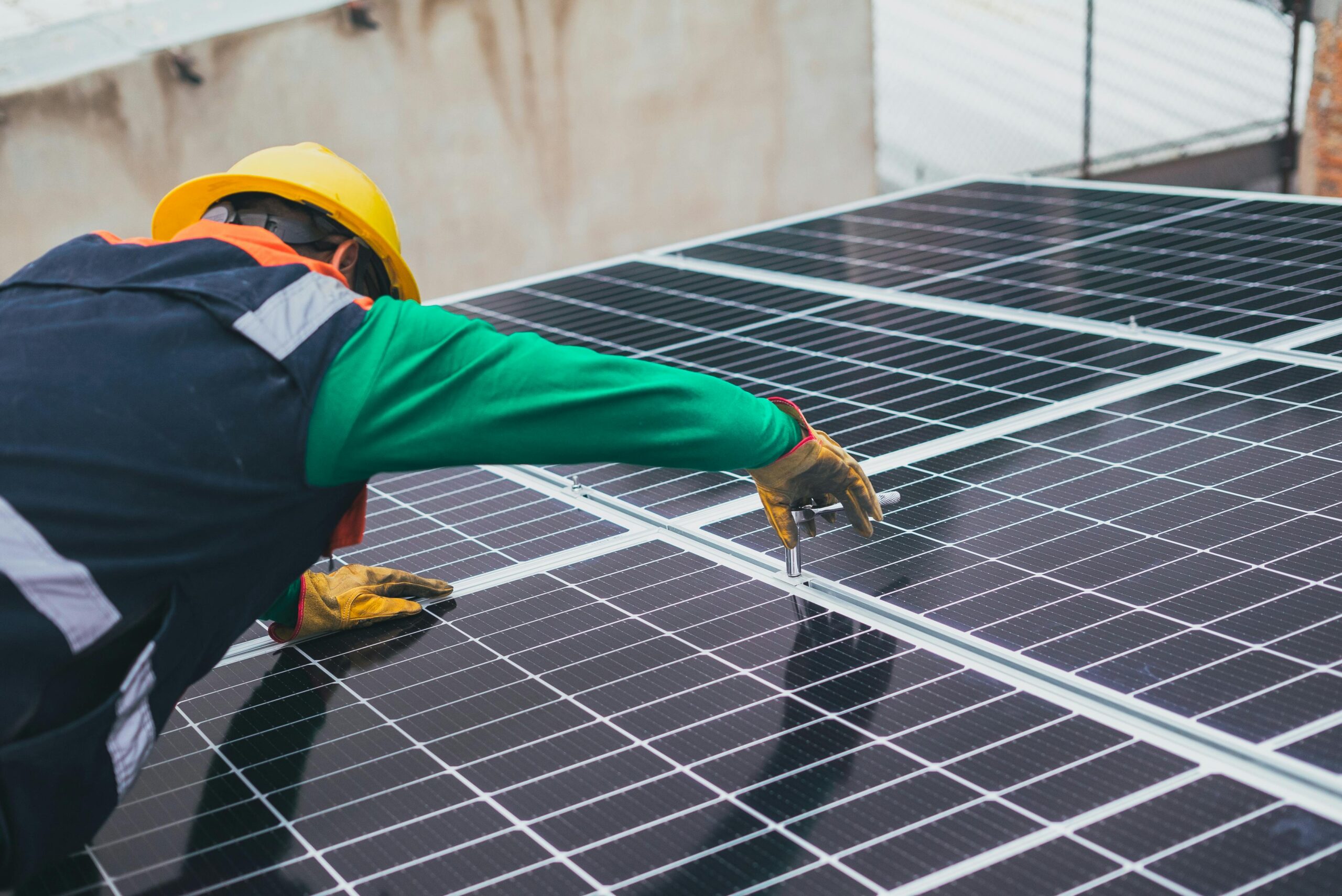 Operario apretando los tornillos de las juntas de los paneles solares de la empresa Solución energética