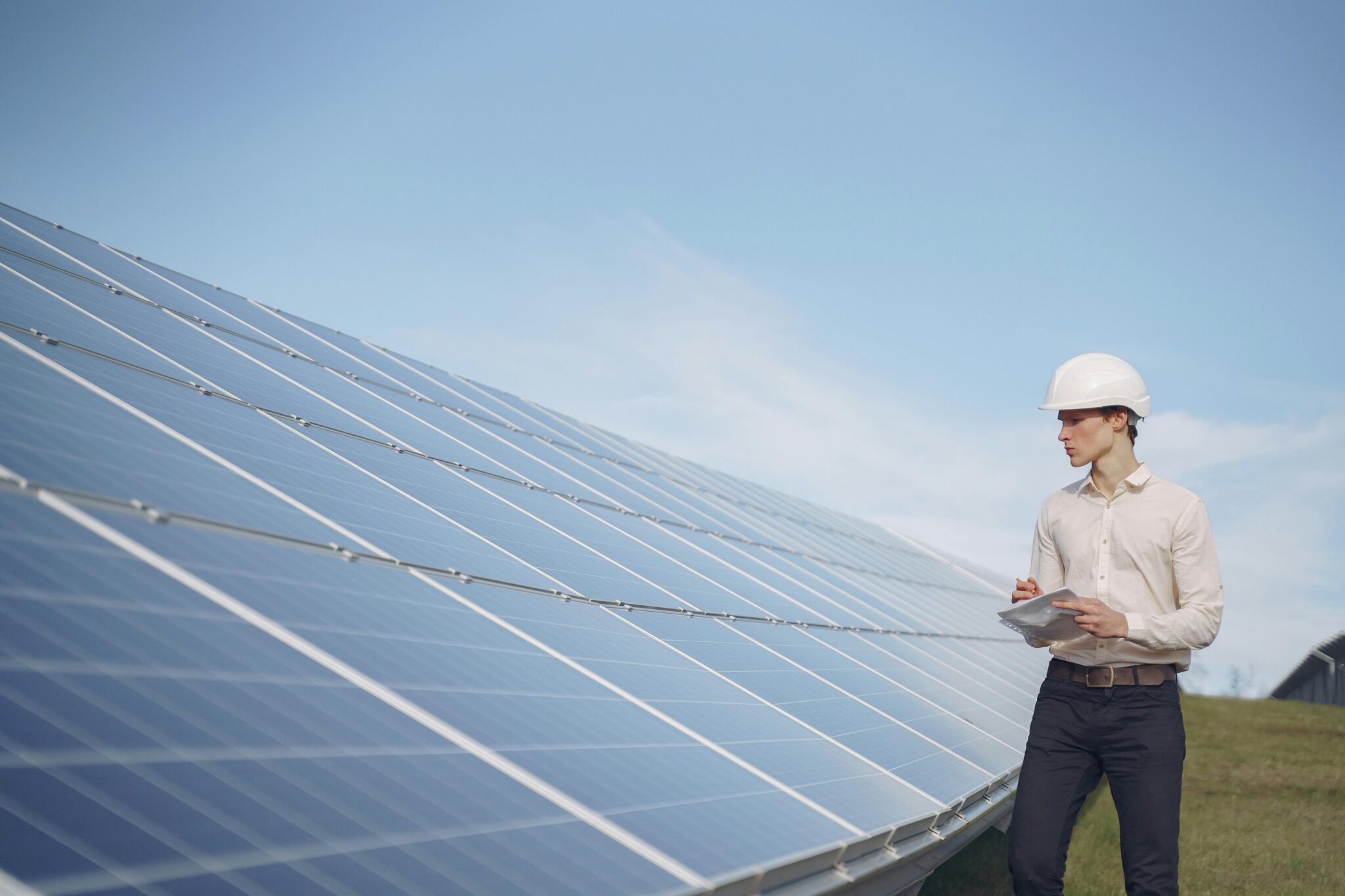 Un ingeniero de la energía comprobando la instalación de los paneles fotovoltaicos