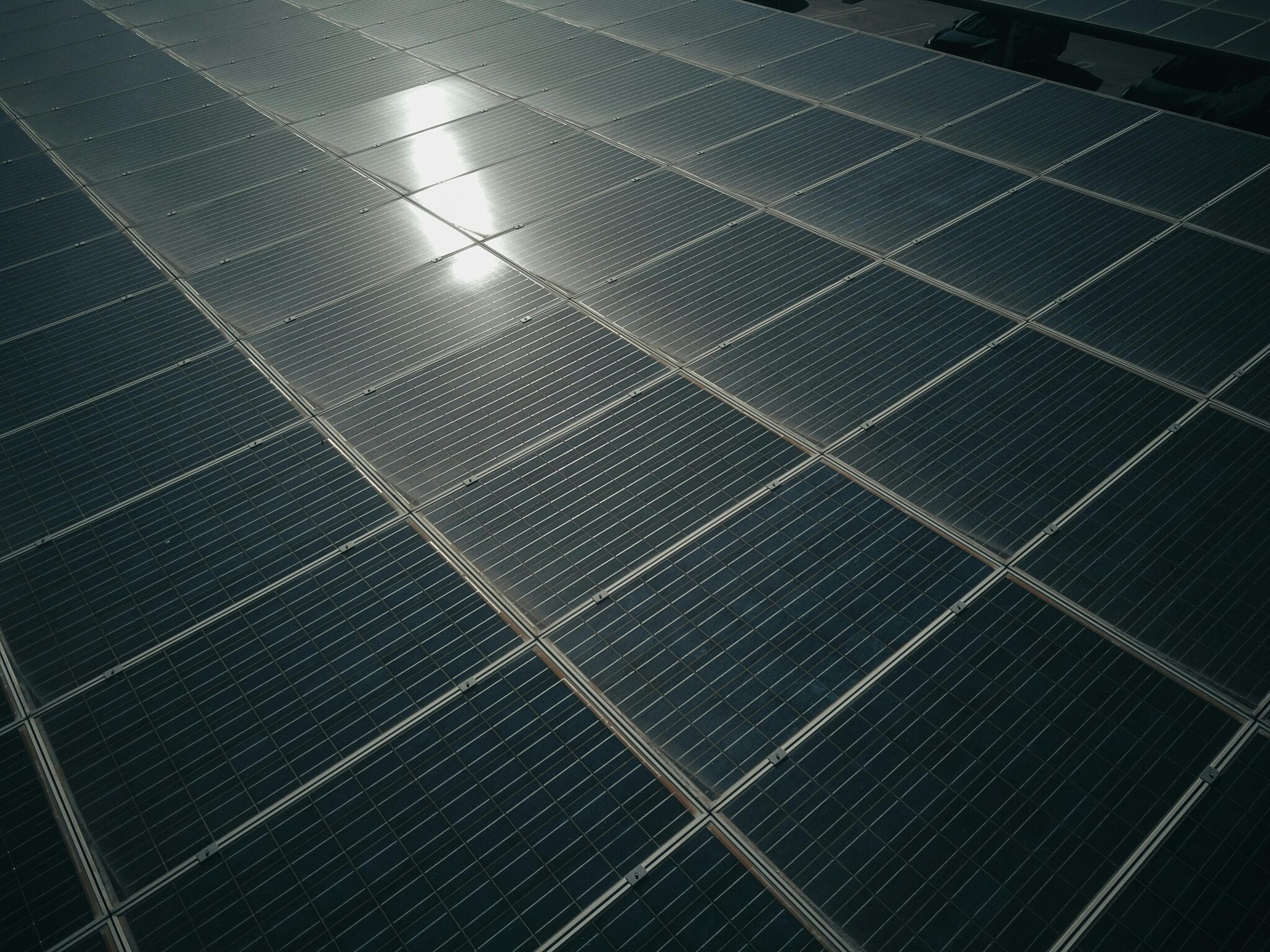 Imagen de paneles solares recibiendo luz solar